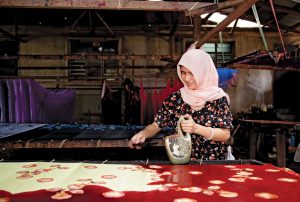 Honeyview_Woman-dyeing-fabric-batik-method-Malay-Kota.jpg